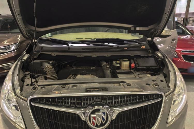 Used Buick GL8 2018 28T Comfort Model China VI Standard Engine Bay