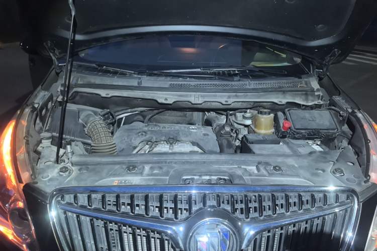 Used Buick GL8 2018 28T Luxury Model China VI Standard Engine Bay