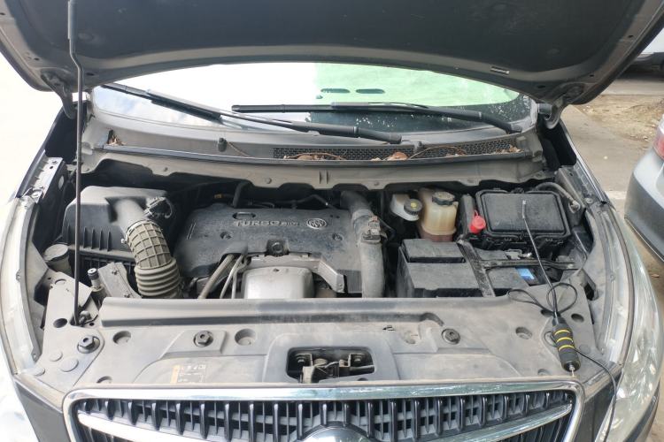 Used Buick GL8 2018 28T Luxury Model China VI Standard Engine Bay