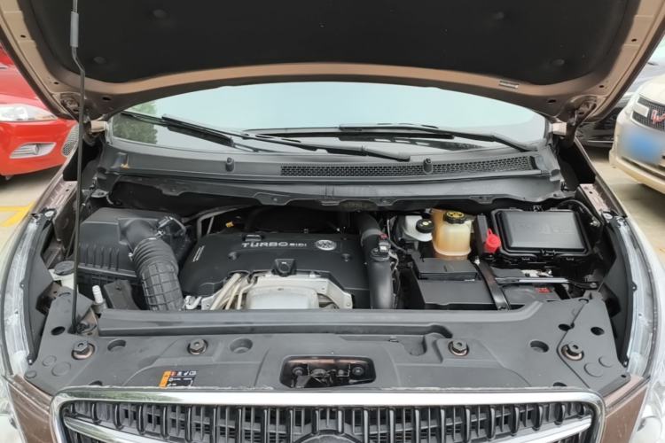 Used Buick GL8 2018 28T Luxury Model China VI Standard Engine Bay