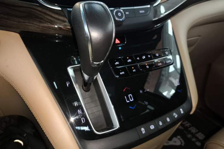 Used Buick GL8 2018 ES 28T Luxury Model China VI Standard Gear Lever