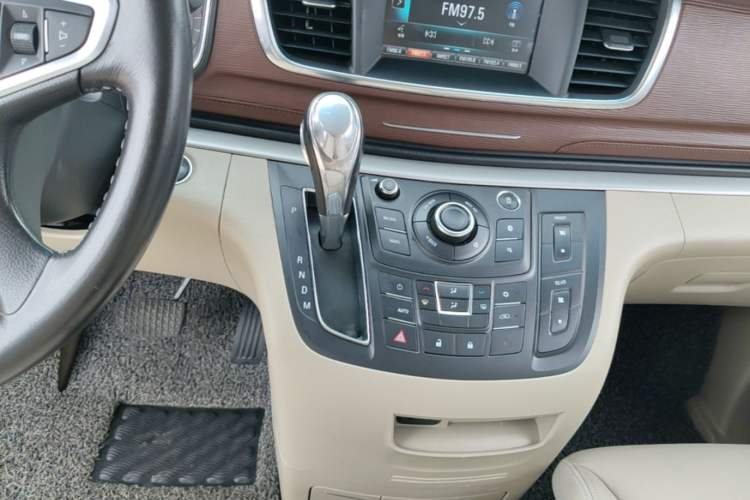 Used Buick GL8 2018 28T Luxury Model China VI Standard Gear Lever