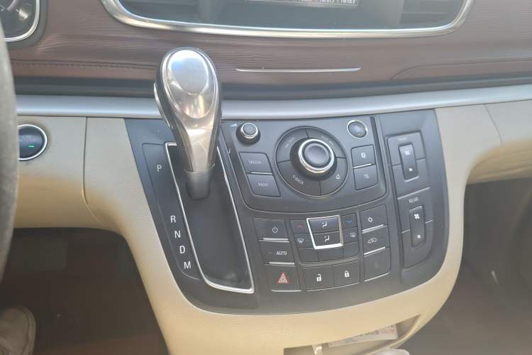Used Buick GL8 2018 28T Luxury Model China VI Standard Gear Lever
