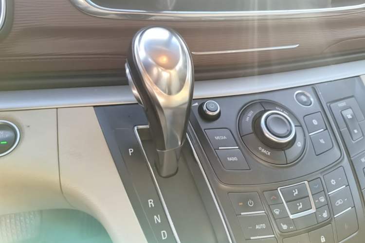 Used Buick GL8 2018 28T Prestige Version China VI Standard Gear Lever