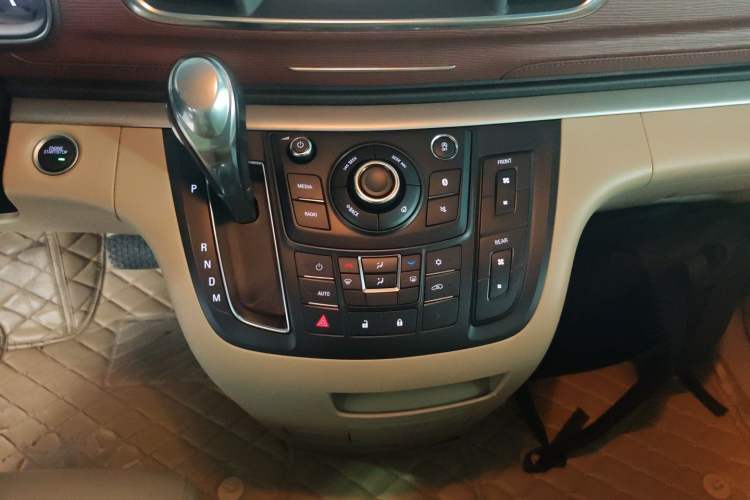 Used Buick GL8 2018 28T Luxury Model China VI Standard Gear Lever