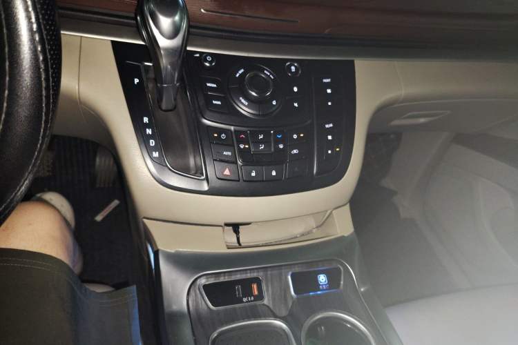 Used Buick GL8 2018 28T Luxury Model China VI Standard Gear Lever