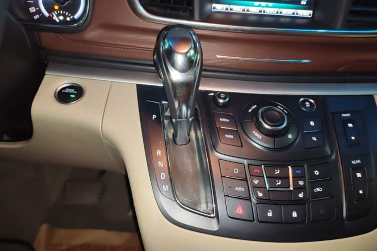 Used Buick GL8 2018 28T Prestige Version China VI Standard Gear Lever