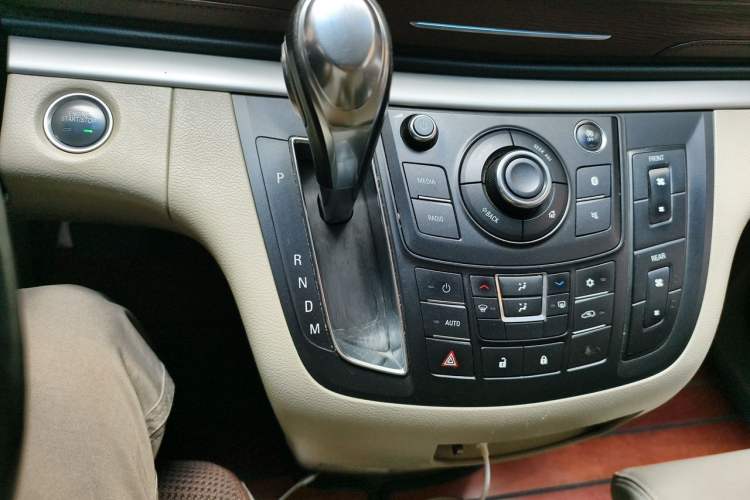 Used Buick GL8 2018 28T Luxury Model China VI Standard Gear Lever
