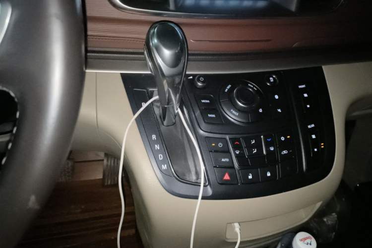 Used Buick GL8 2018 28T Luxury Model China VI Standard Gear Lever