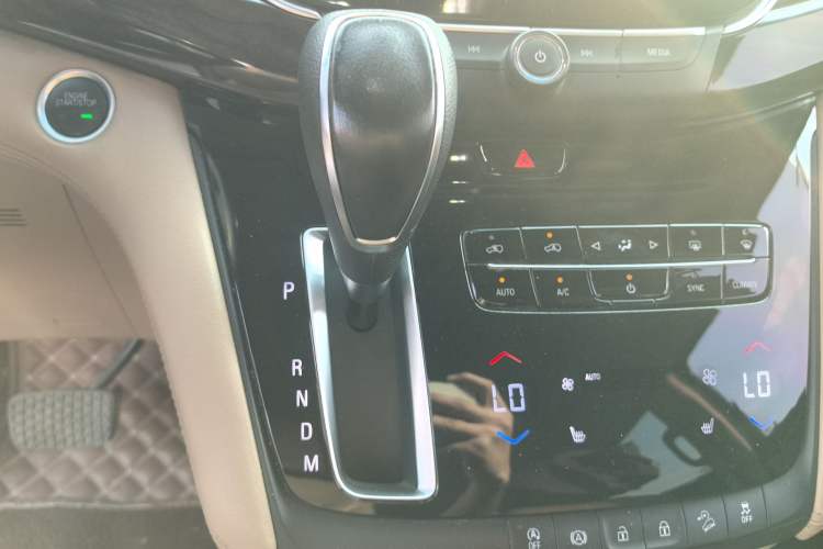 Used Buick GL8 2018 ES 28T Luxury Model China VI Standard Gear Lever