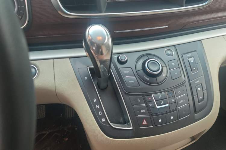 Used Buick GL8 2018 28T Comfort Model China VI Standard Gear Lever
