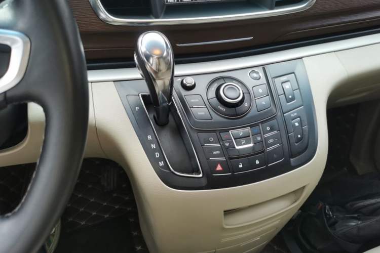 Used Buick GL8 2018 28T Luxury Model China VI Standard Gear Lever