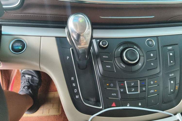 Used Buick GL8 2018 28T Comfort Model China VI Standard Gear Lever