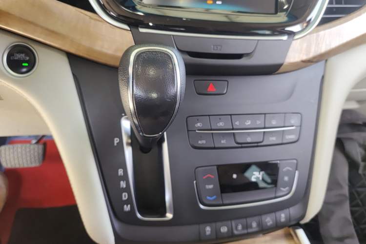 Used Buick GL8 2018 ES 28T Comfort Model China VI Standard Gear Lever