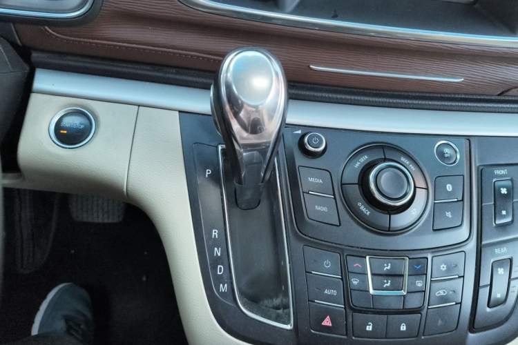 Used Buick GL8 2018 28T Luxury Model China VI Standard Gear Lever