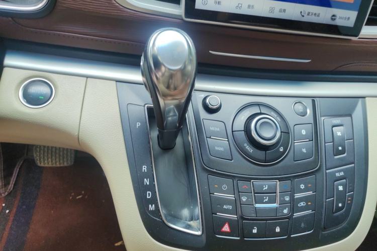 Used Buick GL8 2018 28T Prestige Version China VI Standard Gear Lever