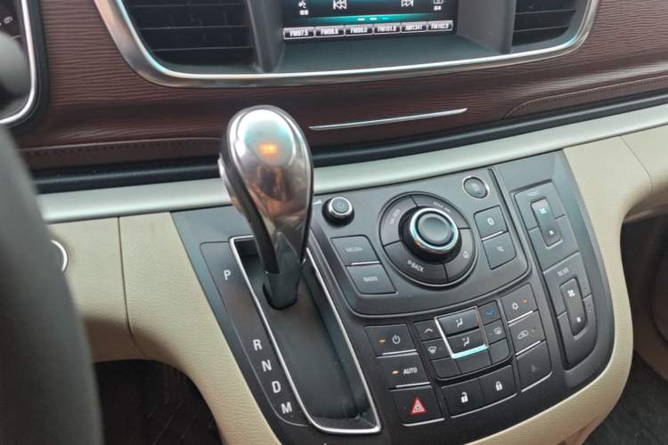 Used Buick GL8 2018 28T Comfort Model China VI Standard Gear Lever