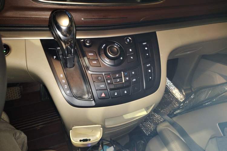 Used Buick GL8 2018 28T Comfort Model China VI Standard Gear Lever
