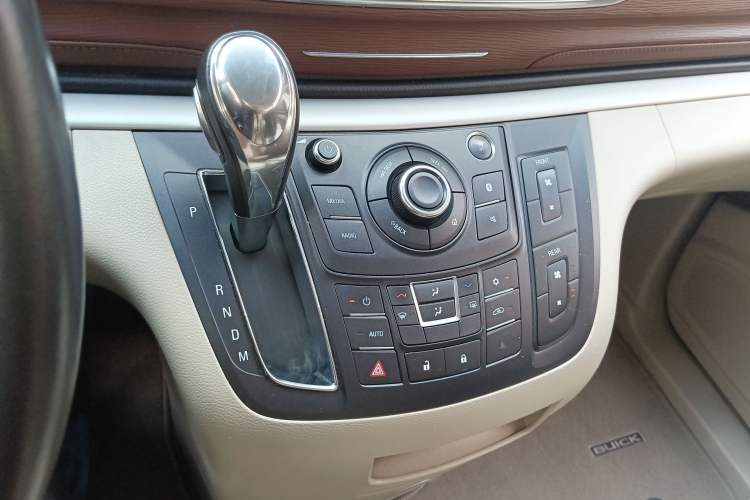 Used Buick GL8 2018 28T Luxury Model China VI Standard Gear Lever