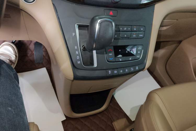 Used Buick GL8 2018 ES 28T Premium Model China VI Standard Gear Lever