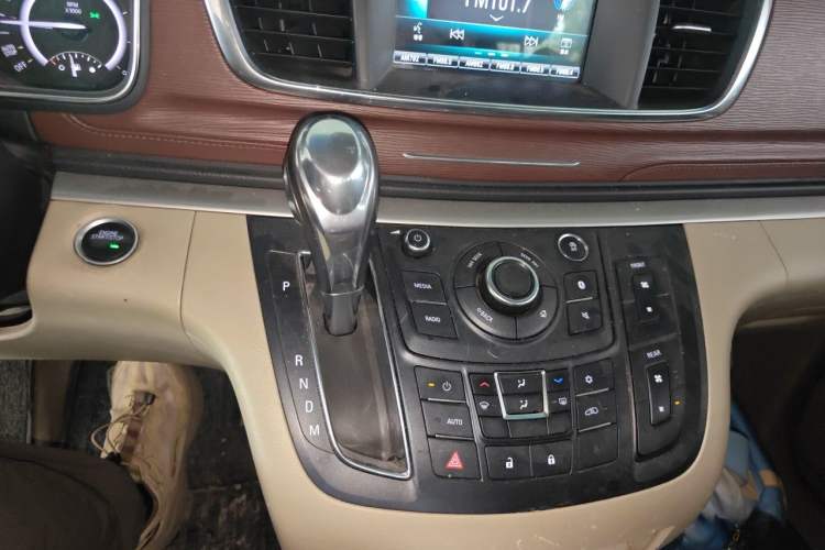 Used Buick GL8 2018 28T Comfort Model China VI Standard Gear Lever