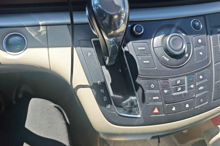 Used Buick GL8 2018 28T Luxury Model China VI Standard Gear Lever