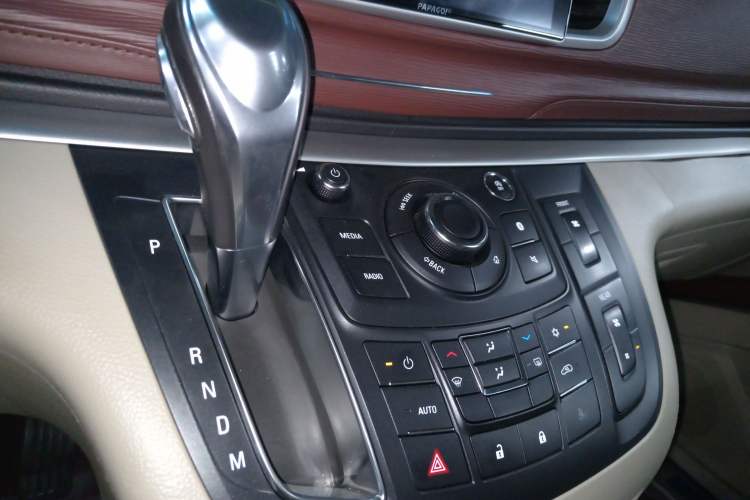 Used Buick GL8 2018 28T Luxury Model China VI Standard Gear Lever