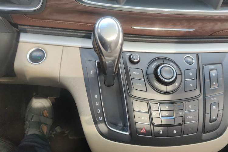 Used Buick GL8 2018 28T Luxury Model China VI Standard Gear Lever