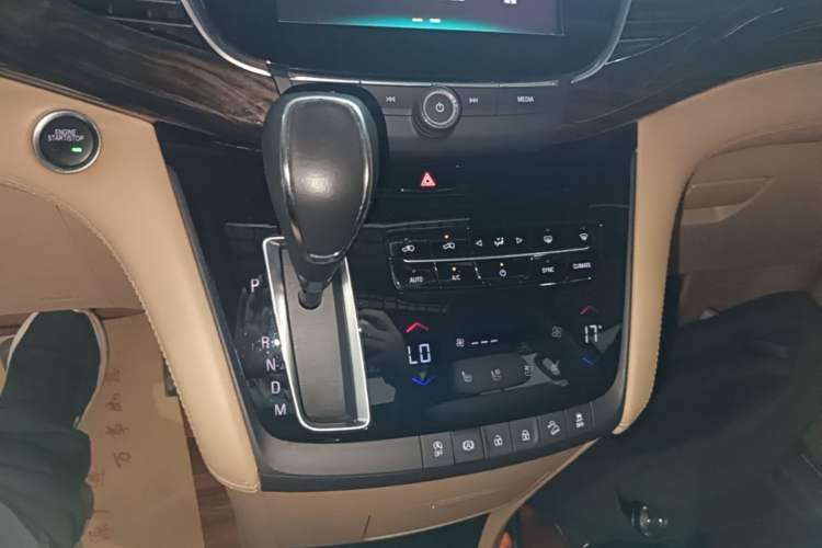 Used Buick GL8 2018 ES 28T Flagship Model China VI Standard Gear Lever