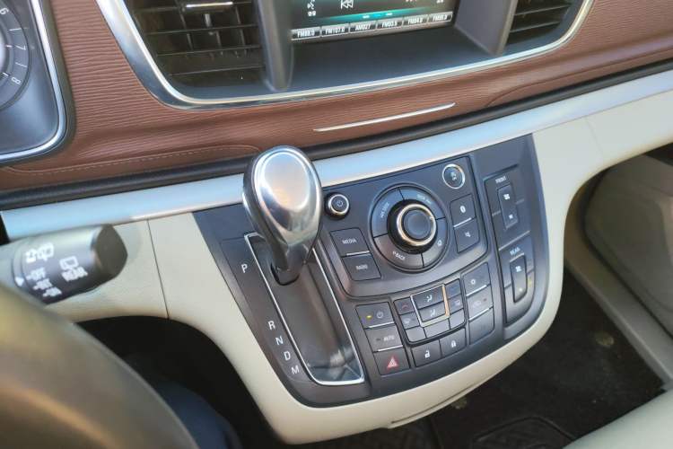 Used Buick GL8 2018 28T Luxury Model China VI Standard Gear Lever