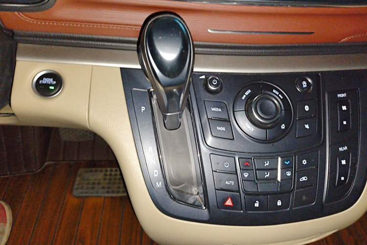 Used Buick GL8 2018 28T Luxury Model China VI Standard Gear Lever