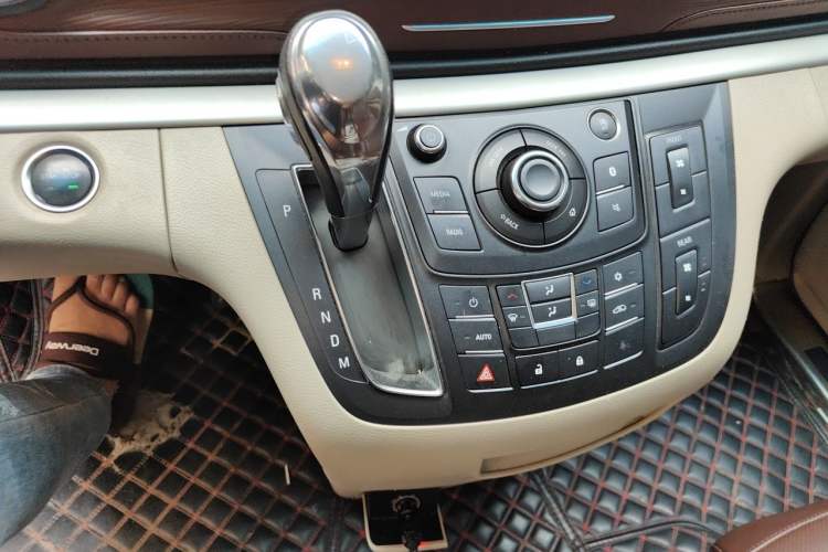 Used Buick GL8 2018 28T Comfort Model China VI Standard Gear Lever