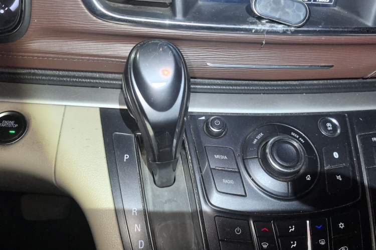 Used Buick GL8 2018 28T Luxury Model China VI Standard Gear Lever