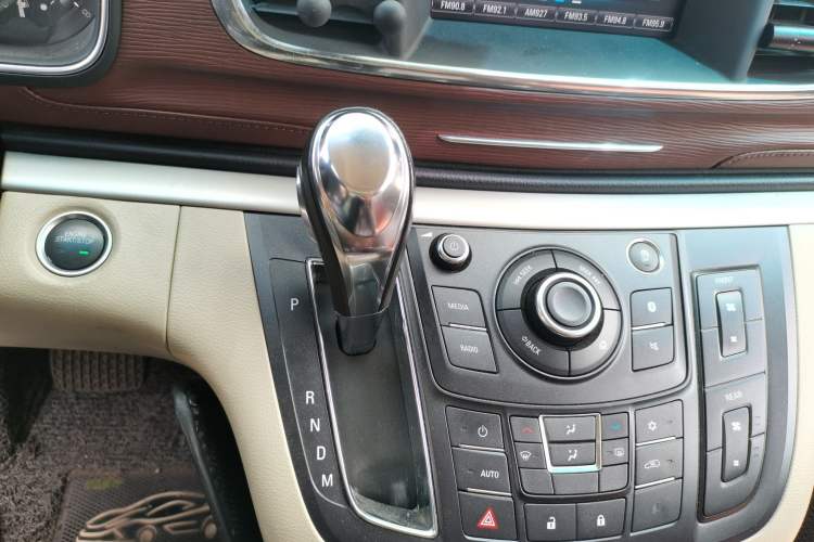 Used Buick GL8 2018 28T Luxury Model China VI Standard Gear Lever