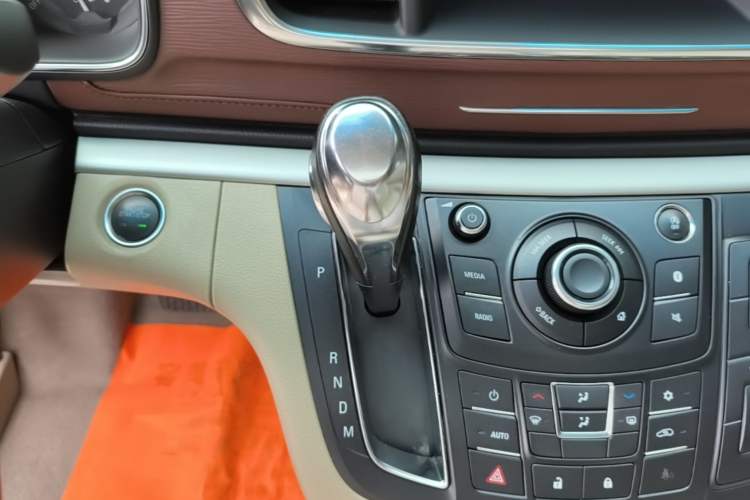 Used Buick GL8 2018 28T Luxury Model China VI Standard Gear Lever