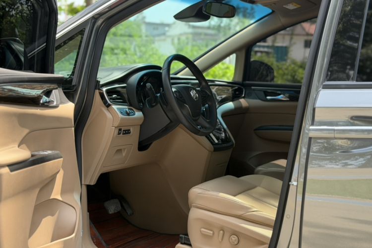 Used Buick GL8 2018 ES 28T Flagship Model China VI Standard Interior 2