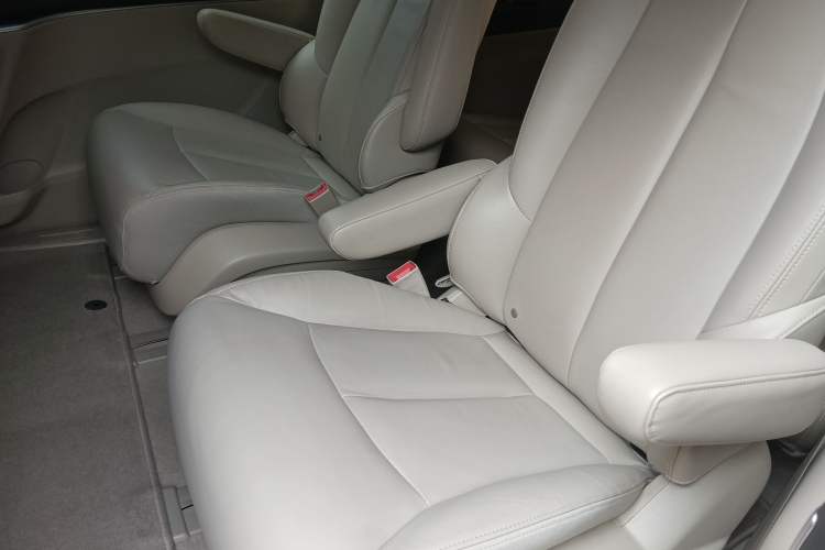 Used Buick GL8 2018 28T Luxury Model China VI Standard Interior 4