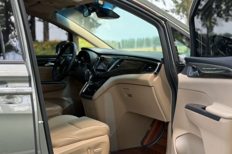 Used Buick GL8 2018 ES 28T Flagship Model China VI Standard Interior 5
