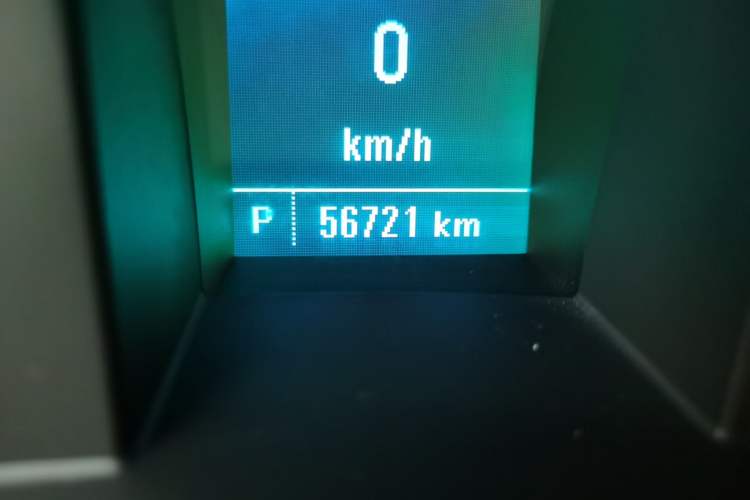 Used Buick GL8 2018 28T Luxury Model China VI Standard Odometer Close Up