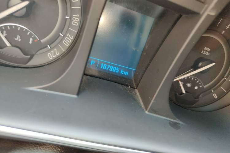 Used Buick GL8 2018 28T Comfort Model China VI Standard Odometer Close Up