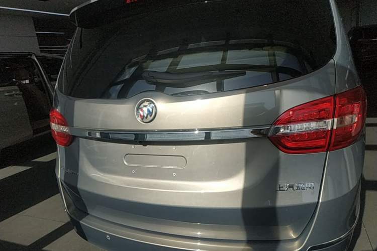 Used Buick GL8 2018 28T Luxury Model China VI Standard Rear