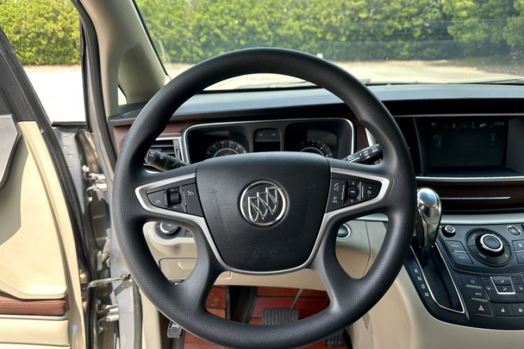 Used Buick GL8 2018 28T Comfort Model China VI Standard Steering Wheel