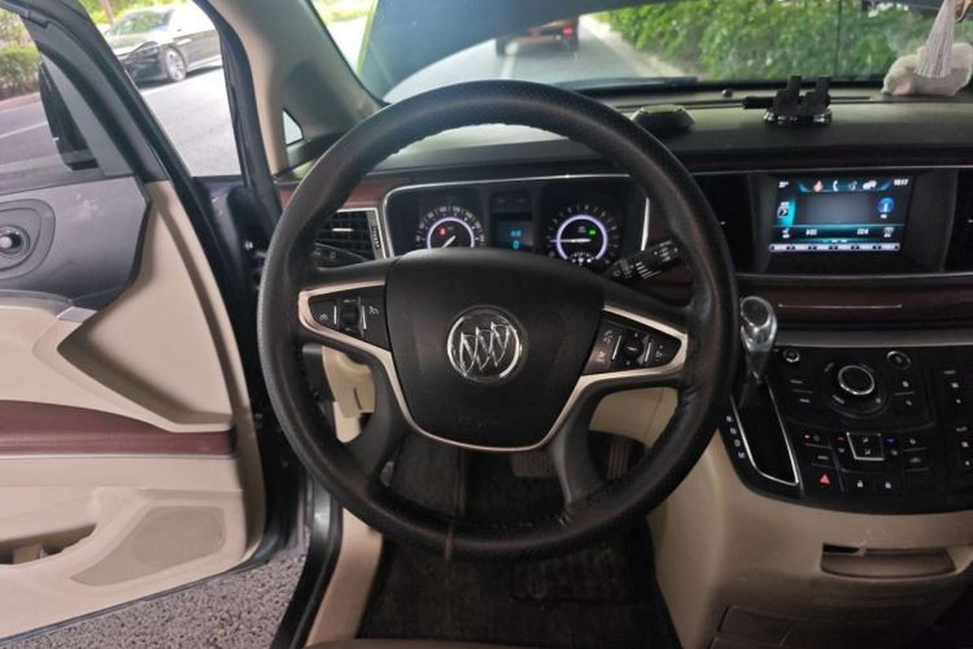 Used Buick GL8 2018 28T Comfort Model China VI Standard Steering Wheel
