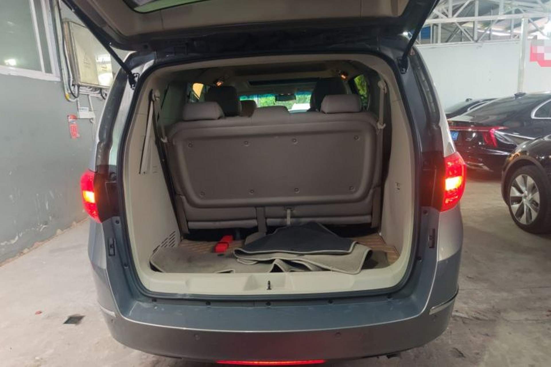 Used Buick GL8 2018 28T Luxury Model China VI Standard Trunk