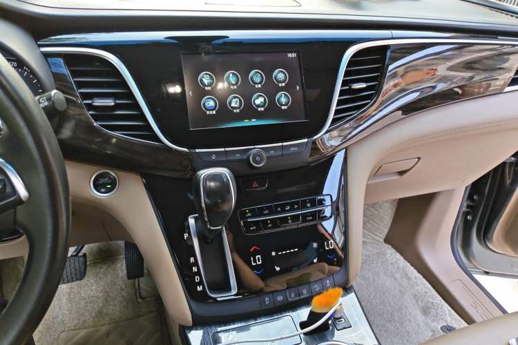 Used Buick GL8 2018 ES 28T Luxury Model China VI Standard Audio And AC Panel
