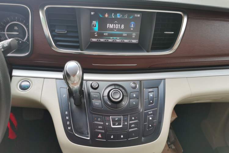 Used Buick GL8 2018 28T Comfort Model China VI Standard Audio And AC Panel