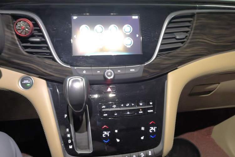 Used Buick GL8 2018 ES 28T Luxury Model China VI Standard Audio And AC Panel
