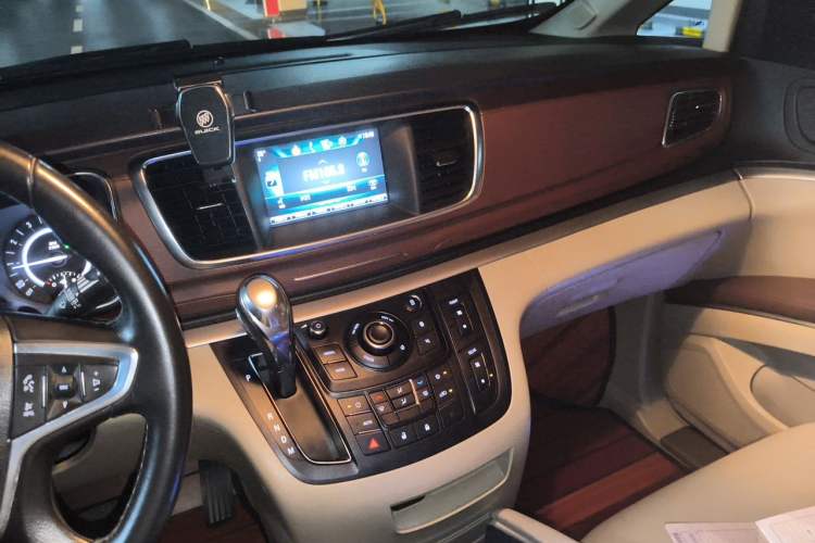 Used Buick GL8 2018 28T Luxury Model China VI Standard Audio And AC Panel