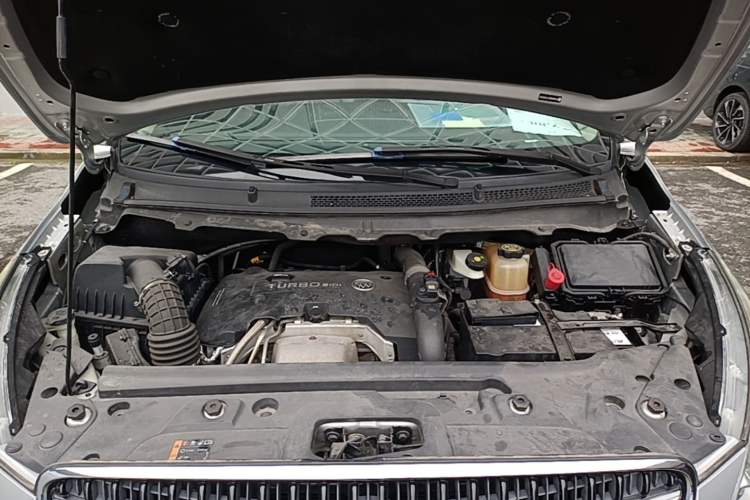 Used Buick GL8 2018 28T Prestige Version China VI Standard Engine Bay