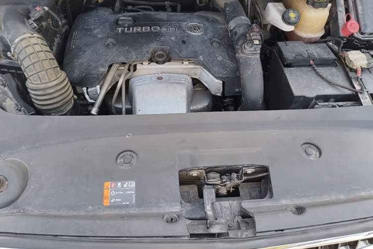 Used Buick GL8 2018 ES 28T Comfort Model China VI Standard Engine Bay
